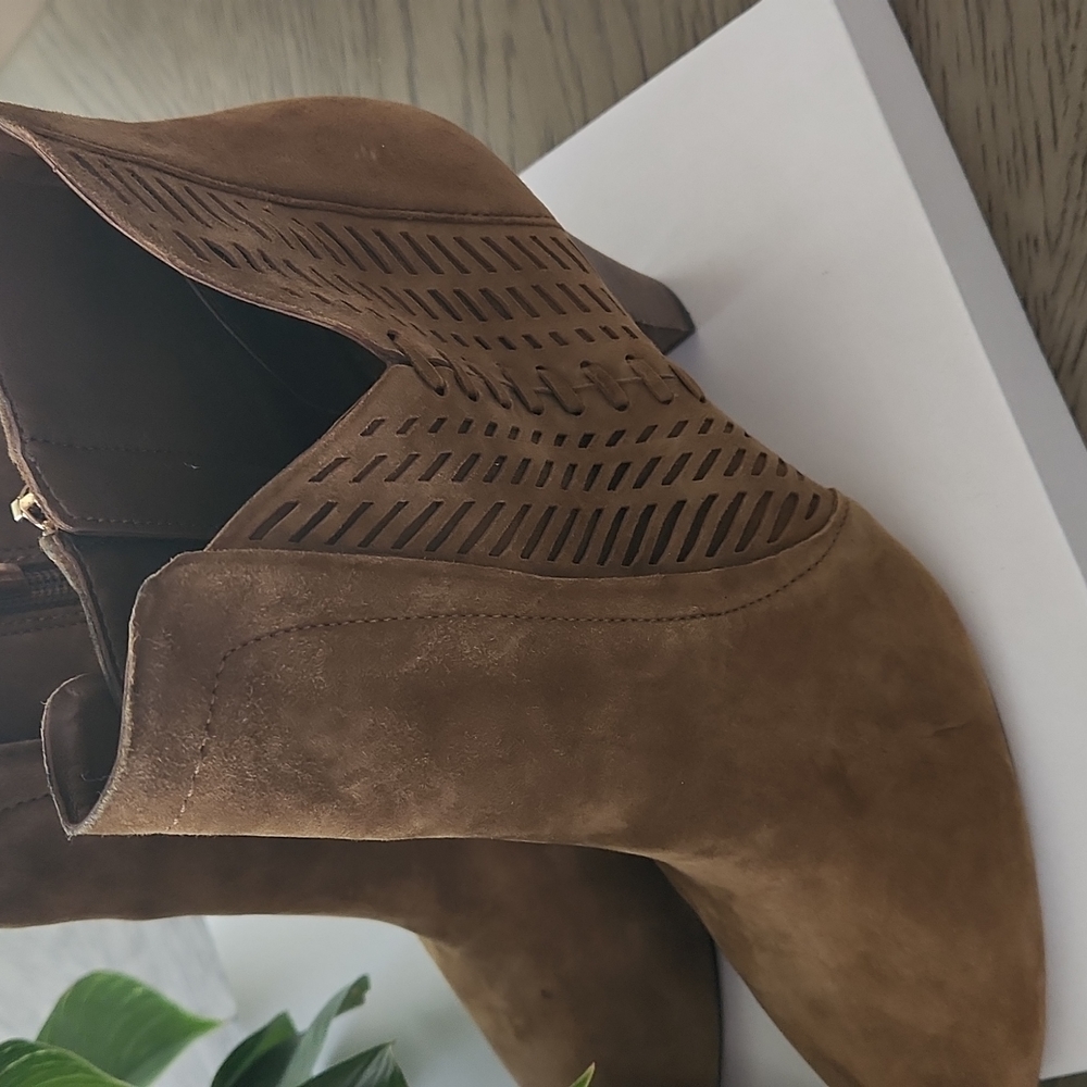 Tan suede booties - Picture 2 of 6